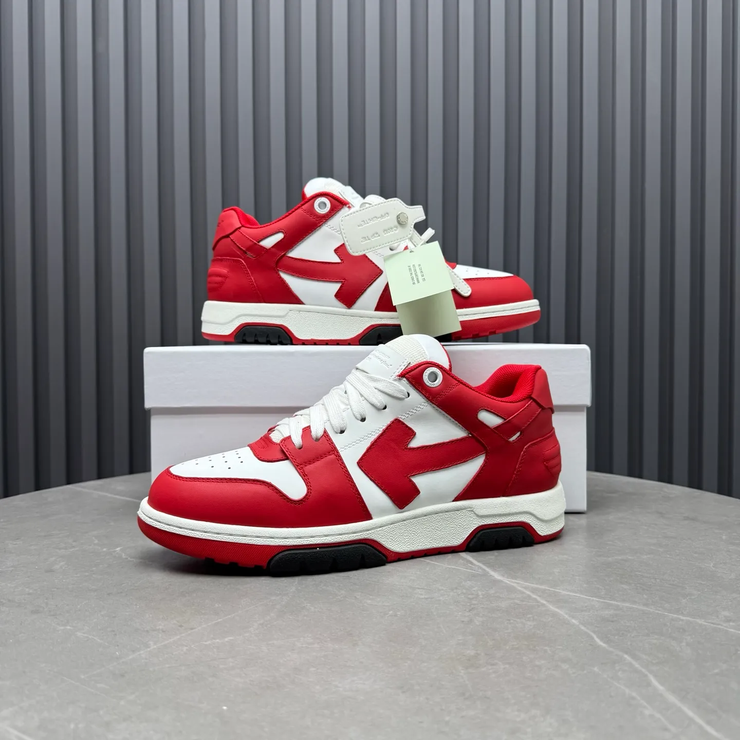 【off- white】P: 620💰Couple model👫, Size: 35-44 (Customized for men 38.45.46) High-quality version👊 "Out of office" series original molding, original lasting, production process 1:1 Original ➰OFF GRAY WHITE OW ➰ First-layer cowhide Imported skin-friendly and environmentally friendly polyester mesh Original molding high elastic and environmentally friendly molding pad Made with the original lasting process. The original molded rubber outsole (never yellows and deforms) has a super correct shape, bright color and strong three-dimensional effect👍. Packaging💯Full set of packaging synchronized with the official website (branded paper, certificate of quality, branded cloth bag)